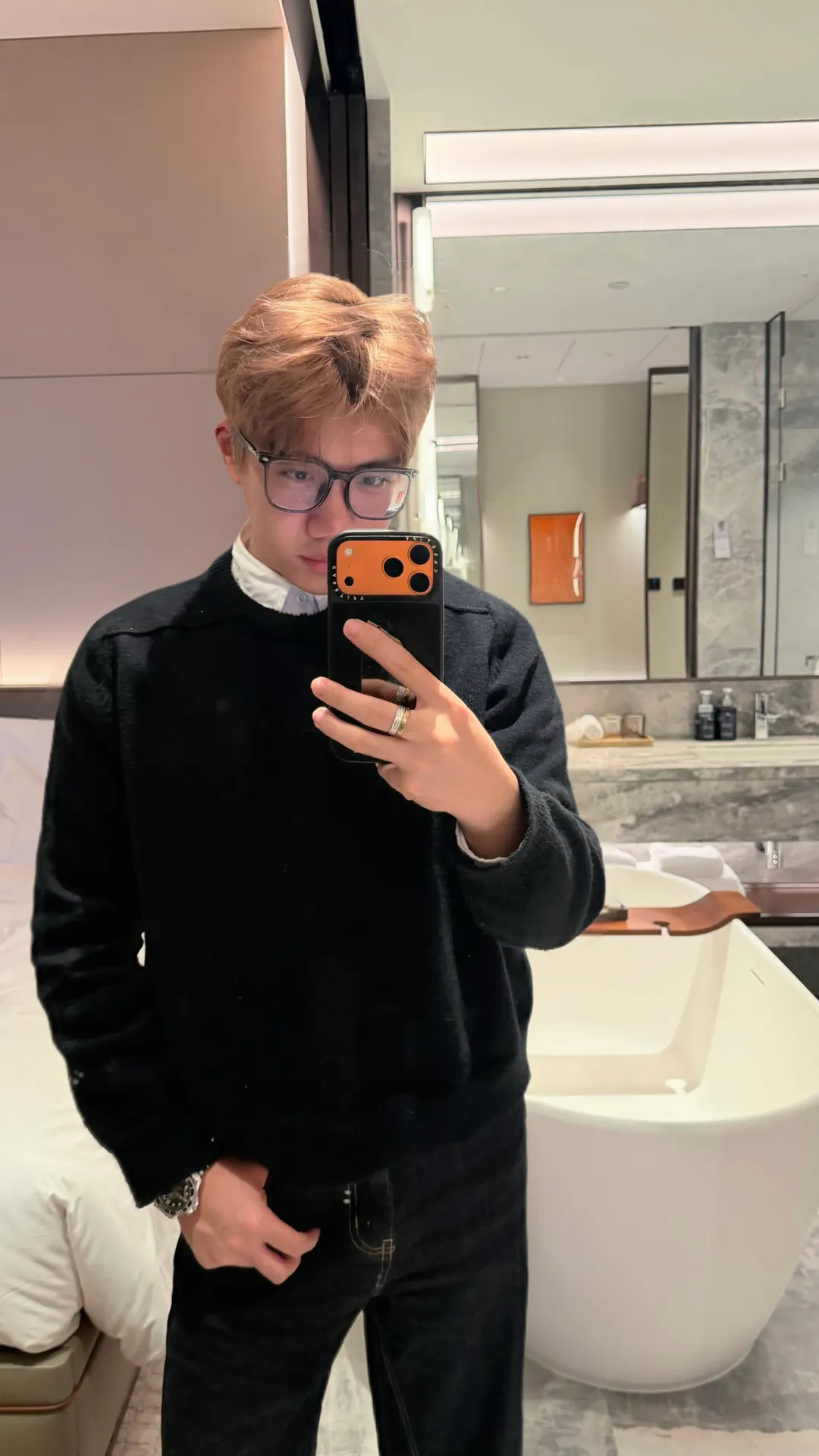 160 Acne Studios' minimalist design has become a new Nordic myth through artistic precipitation and sublimation. The typical cold style design has made fashion people who pursue low-key luxury become his loyal fans. Color: Black ACNE back sweater Fabric: 50% wool knitted fabric is thick and delicate, soft and skin-friendly, with good warmth retention. It can be worn alone or layered in autumn and winter with enough texture. Craftsmanship: The letters on the back are distressed and destroyed. The edges of the letters have a sense of wear. They are not ordinary flat printing. Details: All accessories are customized. The level of fineness can be compared with domestic. Cross-border special Size chart: S (chest 60, clothing length 66, sleeve length 81) M (chest 62, dress length 68, sleeve length 82) L (chest 64, dress length 70, sleeve length 83) 185-190cm, 185 pounds XL